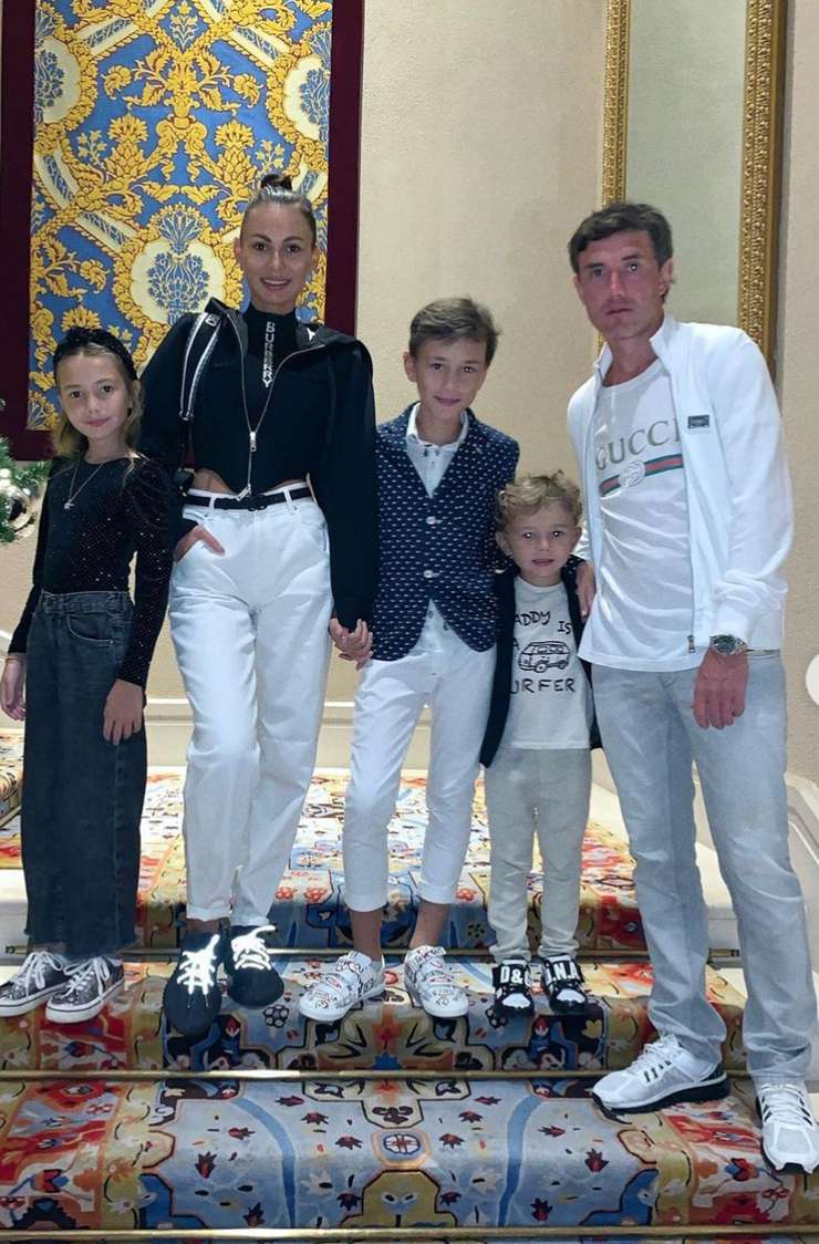 Вся большая семья Жирковых вот уже несколько недель проводит время дома