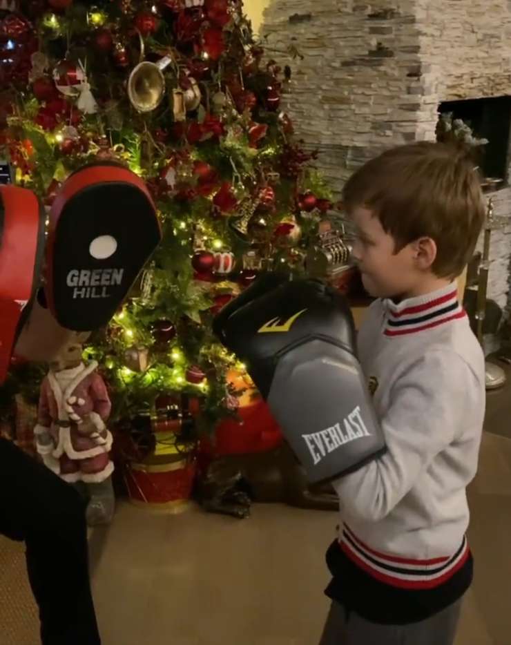 Сын Федор растет спортивным мальчиком Сын Федор растет спортивным мальчиком