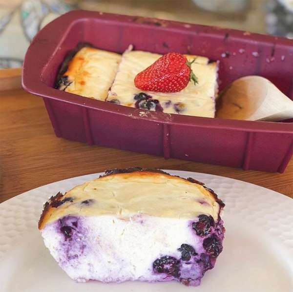 Воздушная творожная запеканка с голубикой