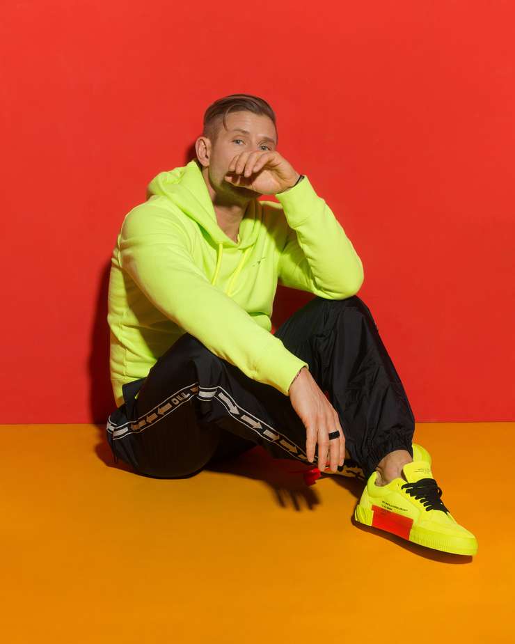 Как и многие артисты, сейчас певец работает дома