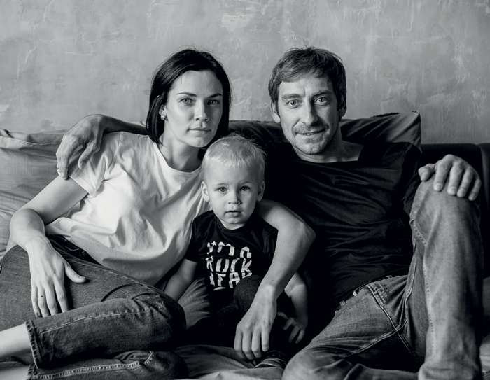 Сегодня Ткаченко женат на актрисе Екатерине Стеблиной, у пары растет сын Степан