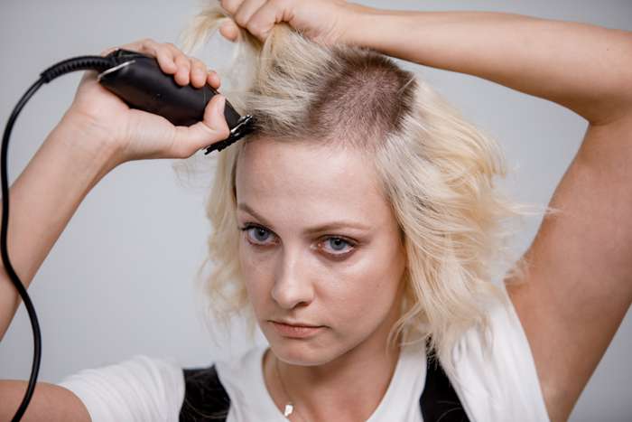 Ради съемок Полине Максимовой пришлось побриться налысо Ради съемок Полине Максимовой пришлось побриться налысо