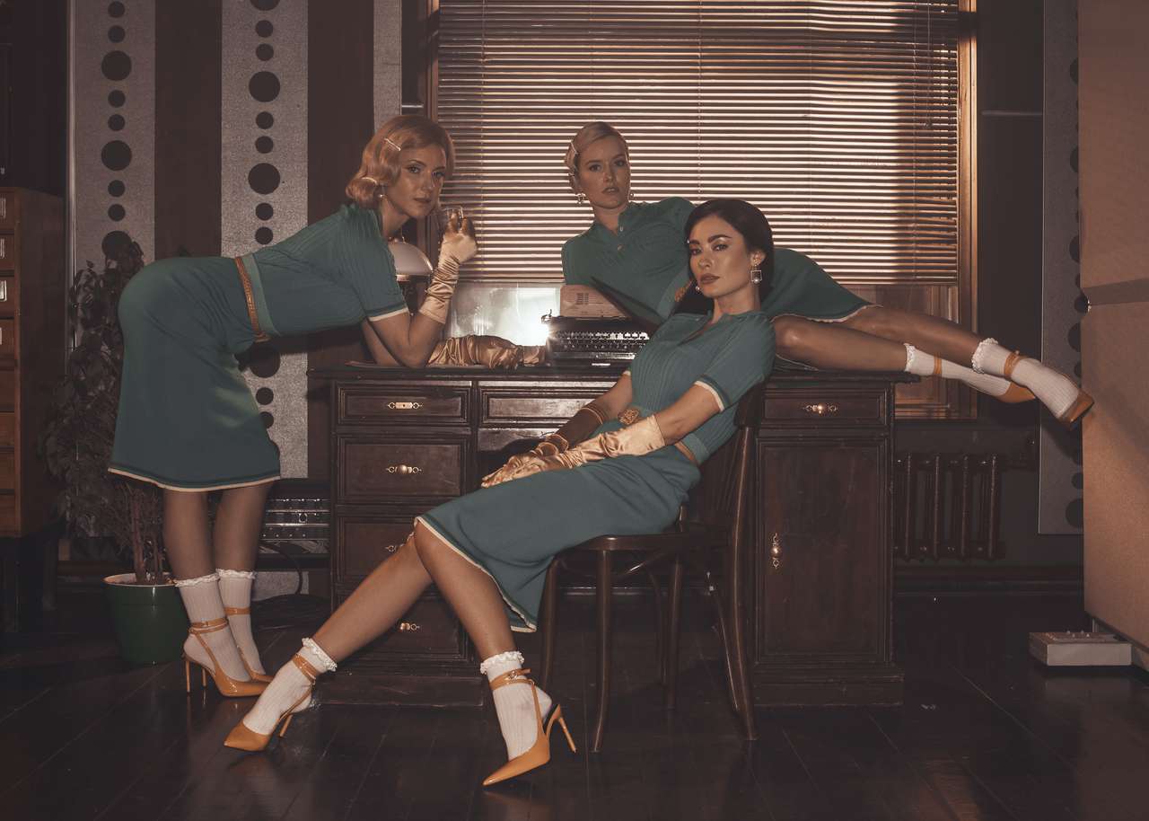 Солистки группы «Фабрики» стали телефонистками