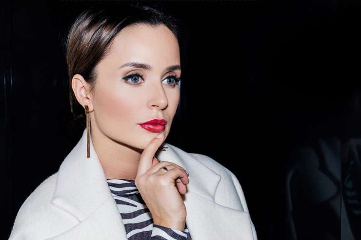 Если вам не нравится форма носа или челюсти, скул, то я бы рекомендовала не спешить к хирургу по этому вопросу, а обратиться к стилисту-парикмахеру. Грамотно подобранная стрижка визуально скорректирует всё то, что пока в себе не нравится