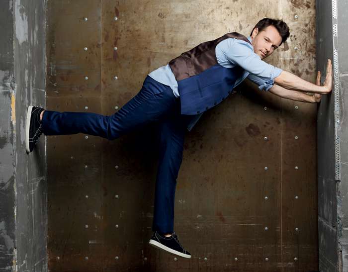 Евгений Пронин. Стиль: Дора КАЗАЧЕК Ассистент стилиста: Всеволод СОЛОВЬЕВ Макияж и прическа: Ольга БИЛЬ. Костюм, Suitsupply; рубашка, AERONAUTICA MILITARE; кеды, Jimmy Choo