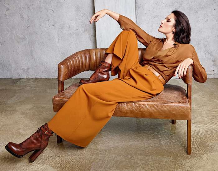 Блуза, Salvatore Ferragamo (VIPAVENUE); брюки, EMKA; ремень и ботильоны, все – Prada (VIPAVENUE); серьги, собственность героини