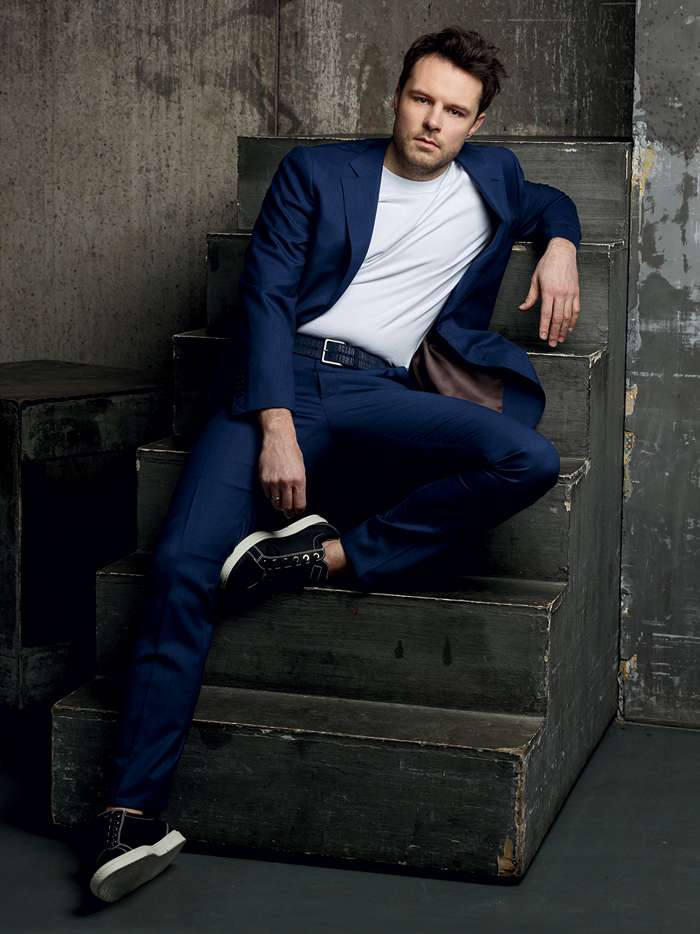 Костюм, Suitsupply; футболка и кожаный ремень, все –BIKKEMBERGS; кеды, Jimmy Choo Костюм, Suitsupply; футболка и кожаный ремень, все –BIKKEMBERGS; кеды, Jimmy Choo