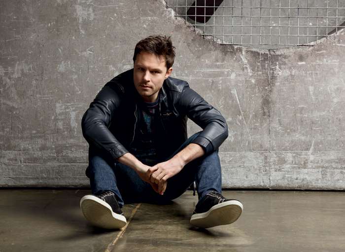 Кожаная куртка и джинсы, все –AERONAUTICA MILITARE; футболка, BIKKEMBERGS; кеды, Jimmy Choo Кожаная куртка и джинсы, все –AERONAUTICA MILITARE; футболка, BIKKEMBERGS; кеды, Jimmy Choo