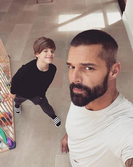 Рики Мартин перестал скрывать лицо младшего сына