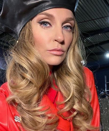 Савельева для съемок перевоплотилась в экзотическую брюнетку в прозрачном плаще