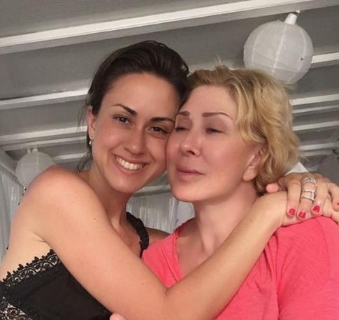 Дочь Успенской выложила селфи с небритыми подмышками