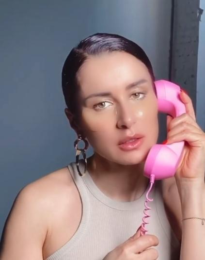 Канделаки критикуют за уменьшенный живот и «поплывший» фон