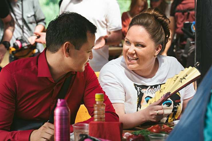 В сериале "Корни" у героини Ксении непростые романтические отношения с Мухой, которого сыграл участник команды КВН "Камызяки" Ренат Мухамбаев В сериале Корни у героини Ксении непростые романтические отношения с Мухой, которого сыграл участник команды КВН Камызяки Ренат Мухамбаев