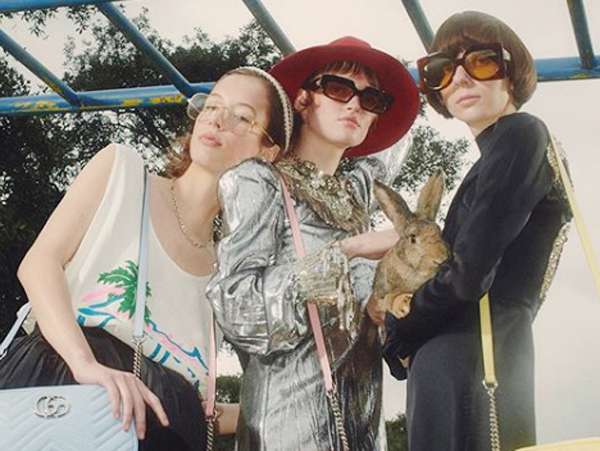 В этом сезоне в тренде огромные солнцезащитные очки необычных форм