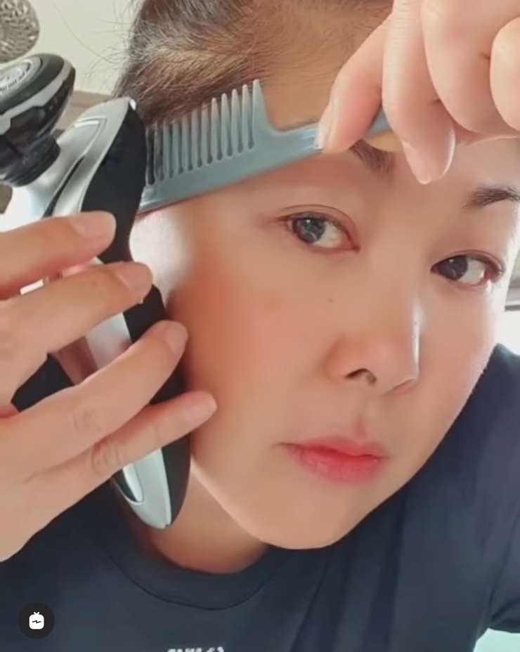 В непростых условиях самоизоляции артистке приходится делать стрижку самостоятельно