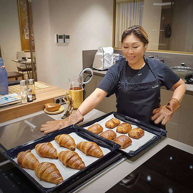 Анита Цой сейчас живет натуральным хозяйством и даже сама печет хлеб