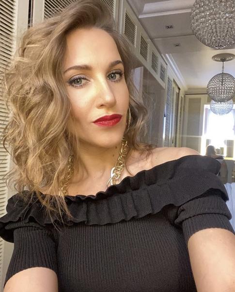 «Немного косметики и пару завитков»: Юлия Ковальчук не забывает о красоте в самоизоляции