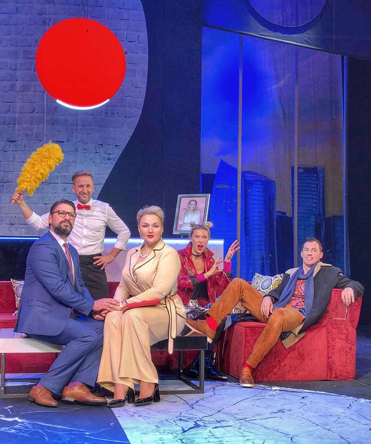 Дарья Погодина, Виктор Логинов, Оскар Кучера, Надежда Ангарская в спектакле Хитрец по найму