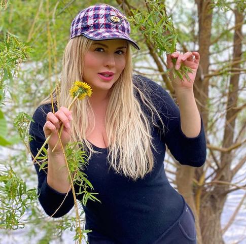 Анна Семенович: «Решила сделать пост о том, как росла моя знаменитая грудь»