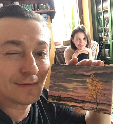 Сергей Безруков с семьей проводят время в загородном доме