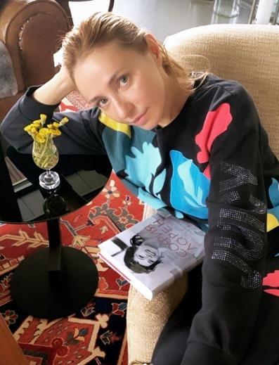 Госпитализиро­ванная с коронавирусом Навка вышла на связь из клиники