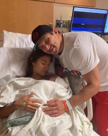 Новорожденный сын Овечкина встретился со старшим братом