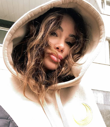 Айза Анохина посоветовала девушкам не выходить замуж за жадных мужчин