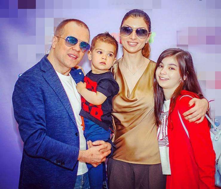 В семье подрастает двое детей: маленький Марк и старшая дочь Ника от первого брака Денизы