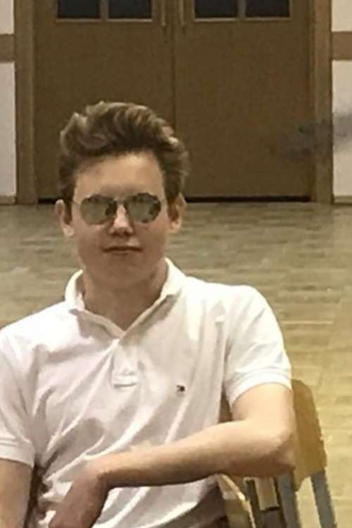 Внук Николая Караченцова Петр, подобно тысячам выпускников, лишен традиционного выпускного бала