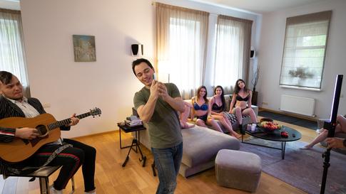 Родион Газманов устроил дома вечеринку с полуобнаженными девушками