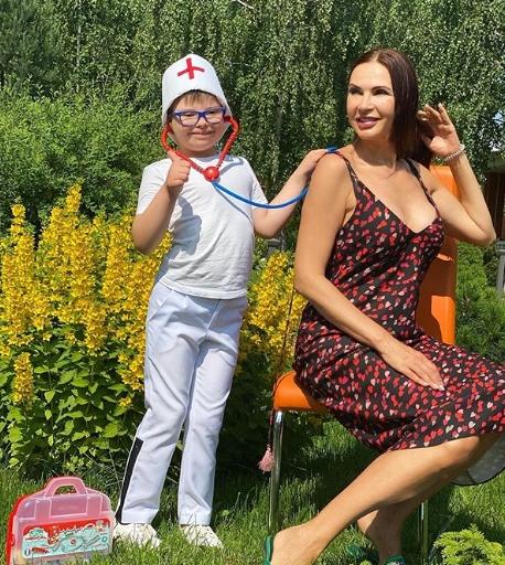 Экс-супруг Бледанс заснял «особенно­го» сына с младшей сестрой