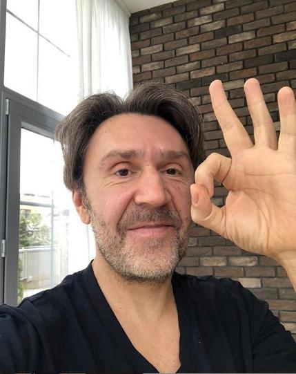 Шнуров написал новый стих про звезд, запросивших МРОТ