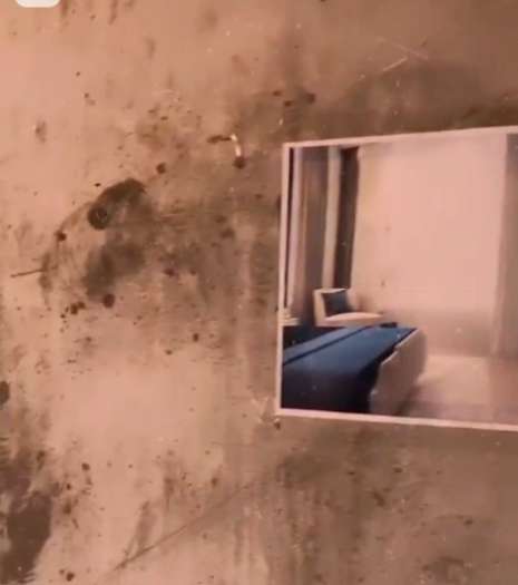 На бетонных стенах висят картинки, как будет выглядеть та или иная комната