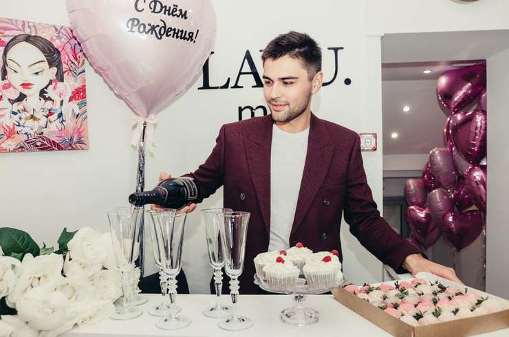 Диджей Алексей Чернилов стал единственным мужчиной на звездном девичнике Диджей Алексей Чернилов стал единственным мужчиной на звездном девичнике