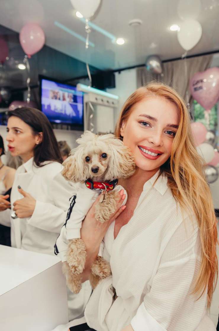 Татьяна Котова оставила дома своих двух питомцев, зато собака дизайнера Мирры пользовалась большим успехом на празднике Татьяна Котова оставила дома своих двух питомцев, зато собака дизайнера Мирры пользовалась большим успехом на празднике