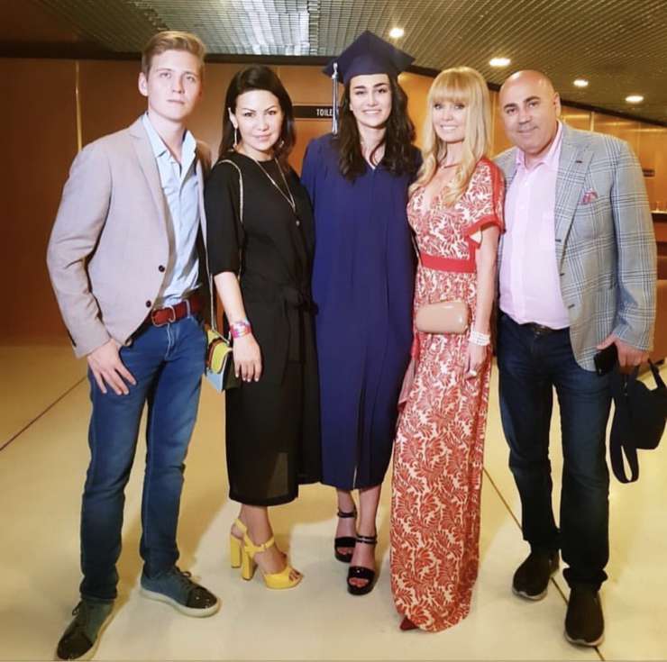 Семья Пригожина и Валерии на вручении диплома