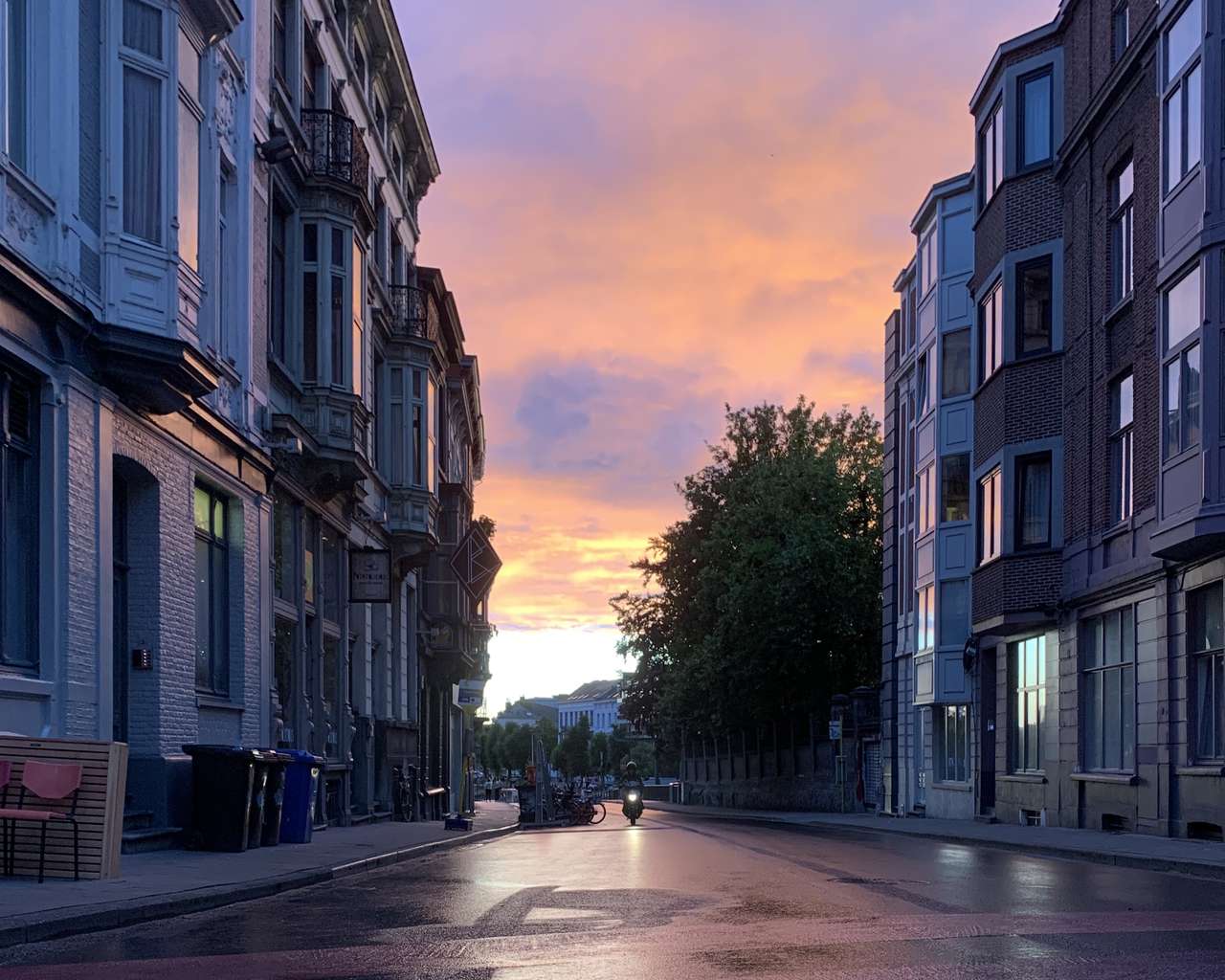 По вечерам в городе пусто