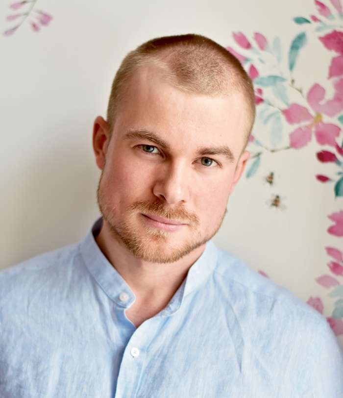 Катя была дежурной, подметала пол в аудитории, а я наблюдал за этим процессом. Меня заворожил заманчивый изгиб ее бедер