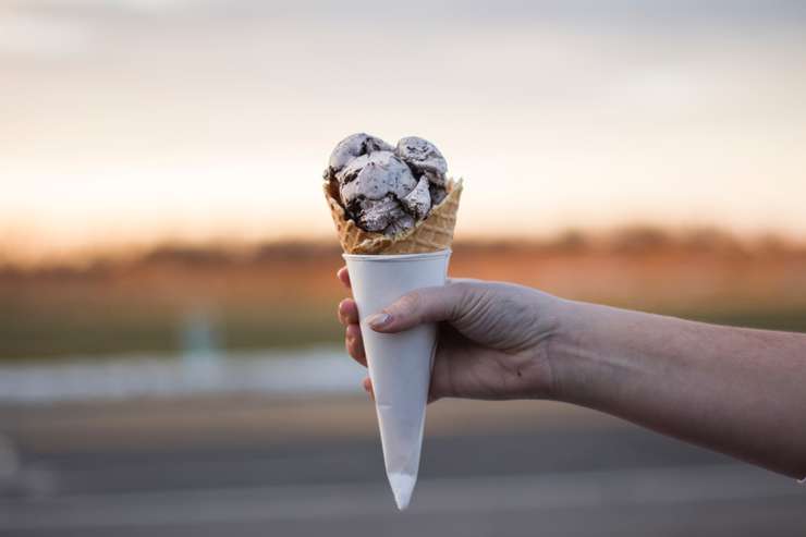 Молочное мороженое в среднем содержит 150 калорий