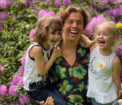 артист старается больше времени проводить с детьми