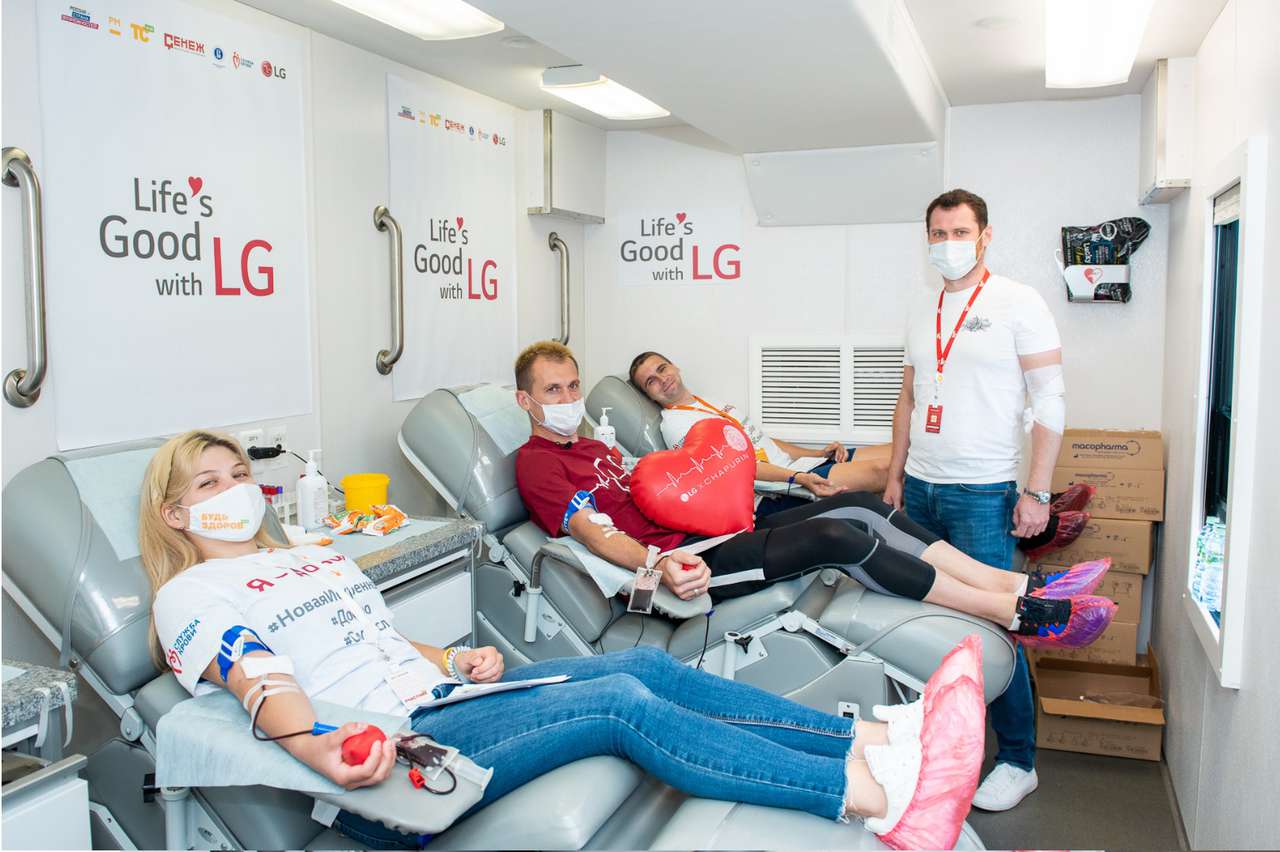 Знаменитости сдали кровь вместе с другими участниками мероприятия