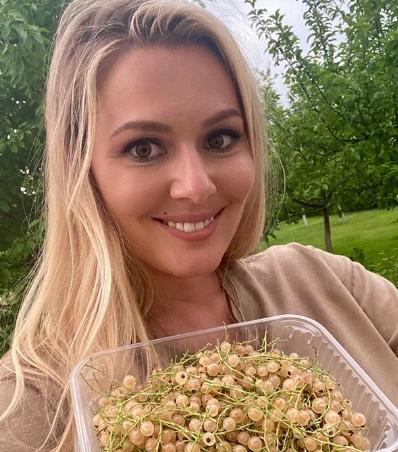 Кожевникова похвалилась стройной фигурой в купальнике