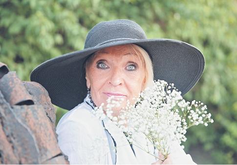 80-летняя Светлана Светличная травмиро­вала голову на съемках