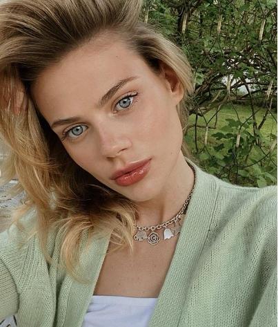 Жена Никиты Преснякова сняла себя в бикини у бассейна Пугачевой