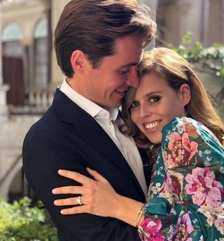 Принцесса Беатрис вышла замуж в платье Елизаветы II и тиаре королевы Марии