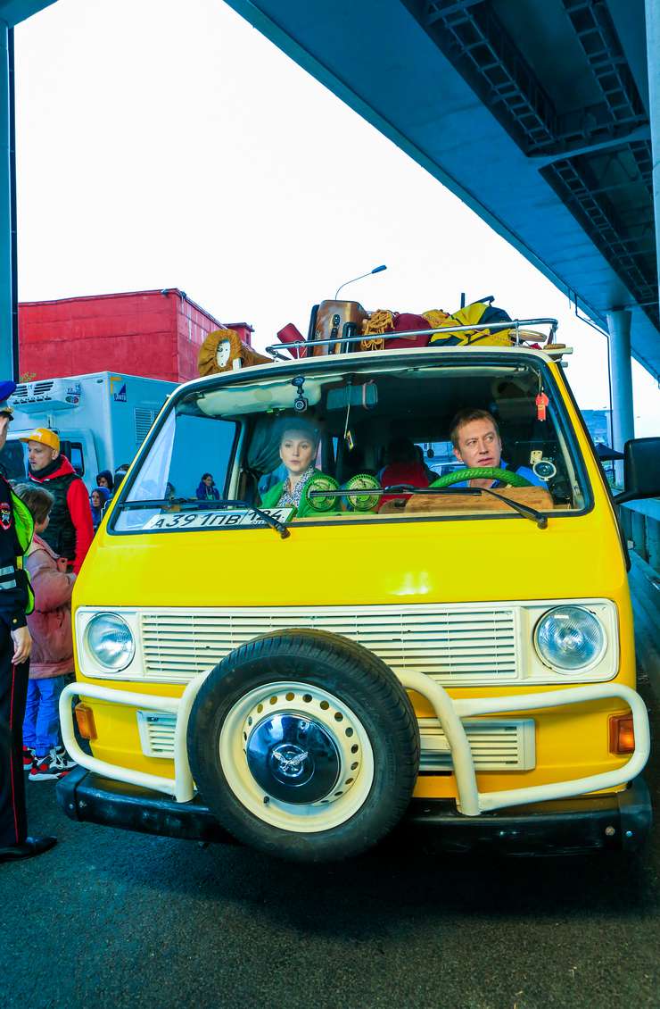 Семья Осиных путешествует на ярко-желтом автомобиле