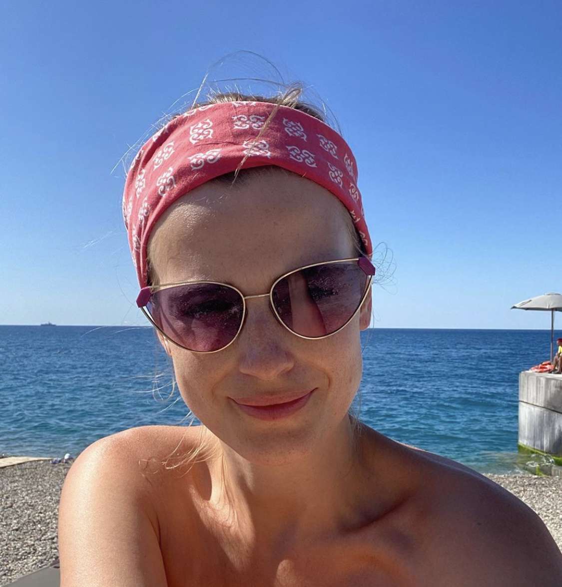 Девушка следит за весом