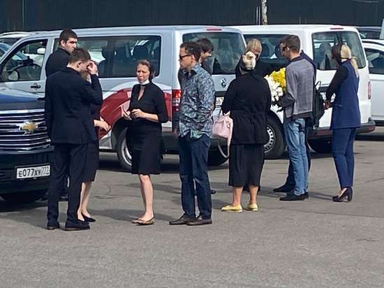 На прощание многие пришли с букетами подсолнухов - это были любимые цветы Легкоступовой