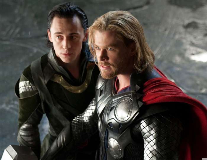Том Хиддлстон и Крис Хемсворт в фильме Тор