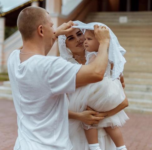 «Первый раз для меня такой опыт»: певица Ханна крестила дочь